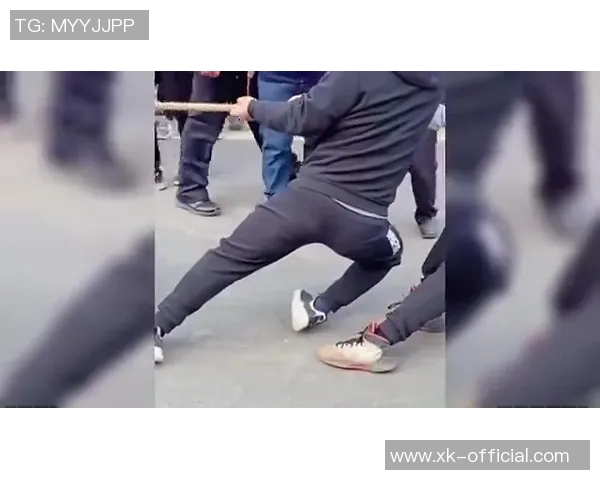 大球后退失足鞋子滑落意外摔倒引发全场哄笑的囧事